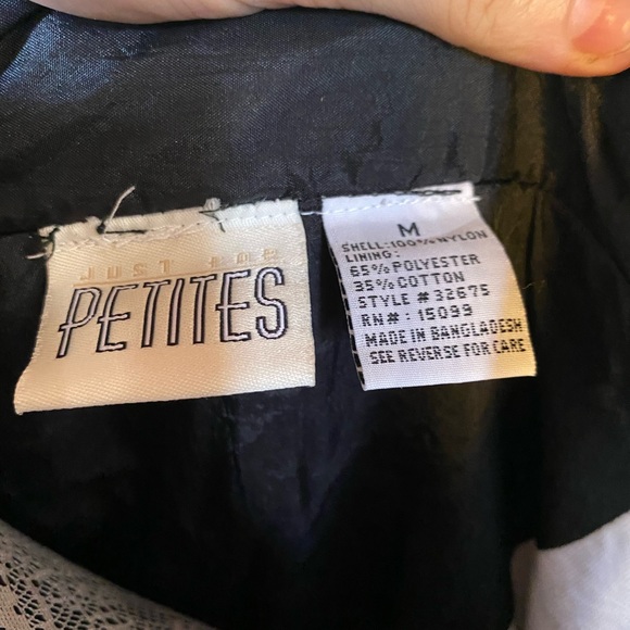 Gorgeous Vintage Wind Breaker with a Beautiful Baroque Design - Picture 6 of 7